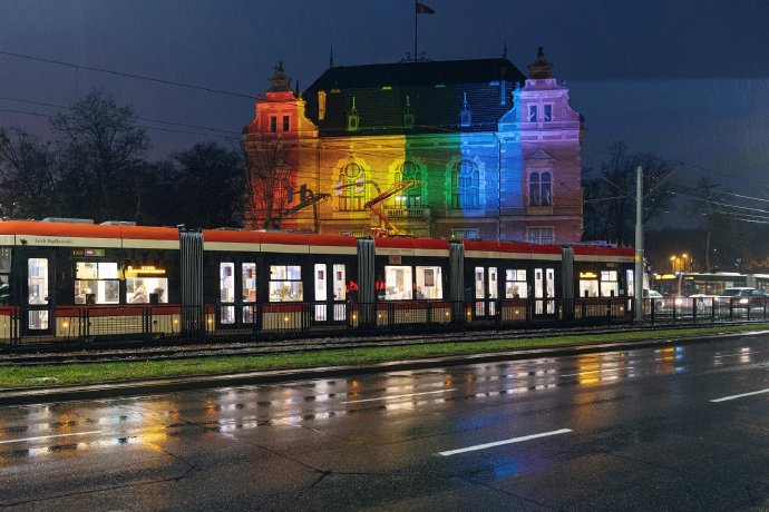 波兰部分城市亮起彩虹灯光 纪念国际宽容日